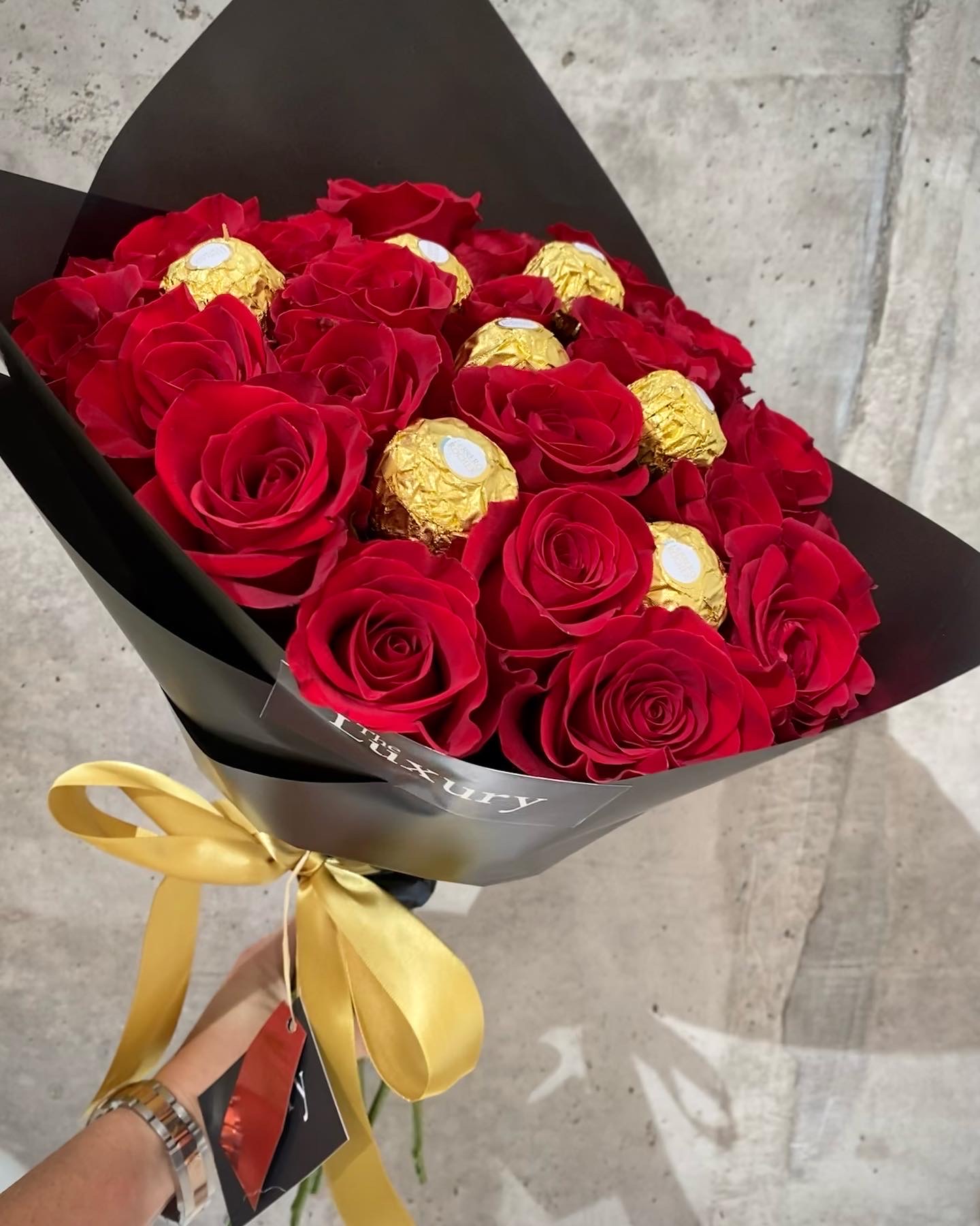 Ramo 25 Rosas Rojas + Bombones - FLORES The Luxury Chile ®